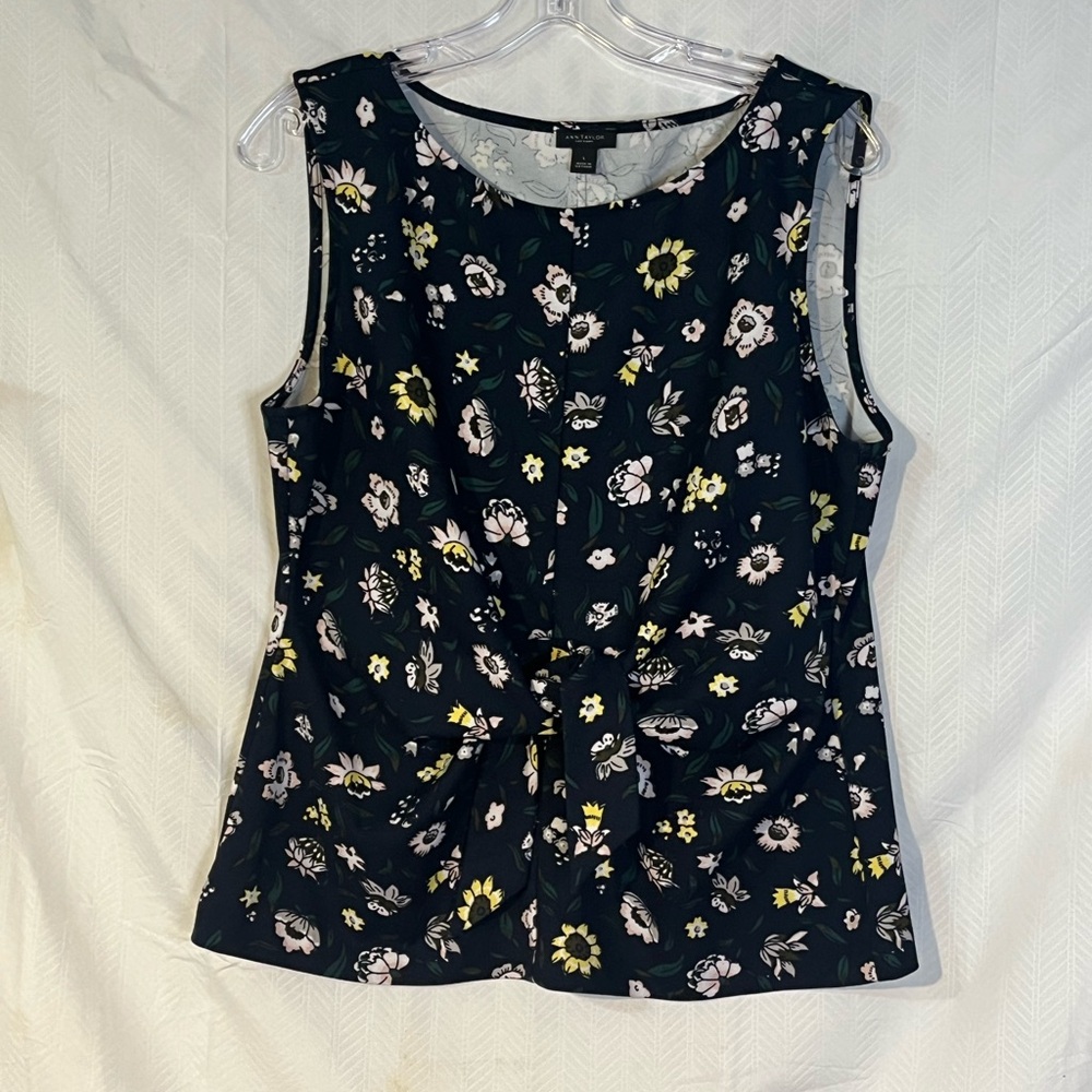 Ann Taylor Floral Sleeveless Blouse - L.      ZZ